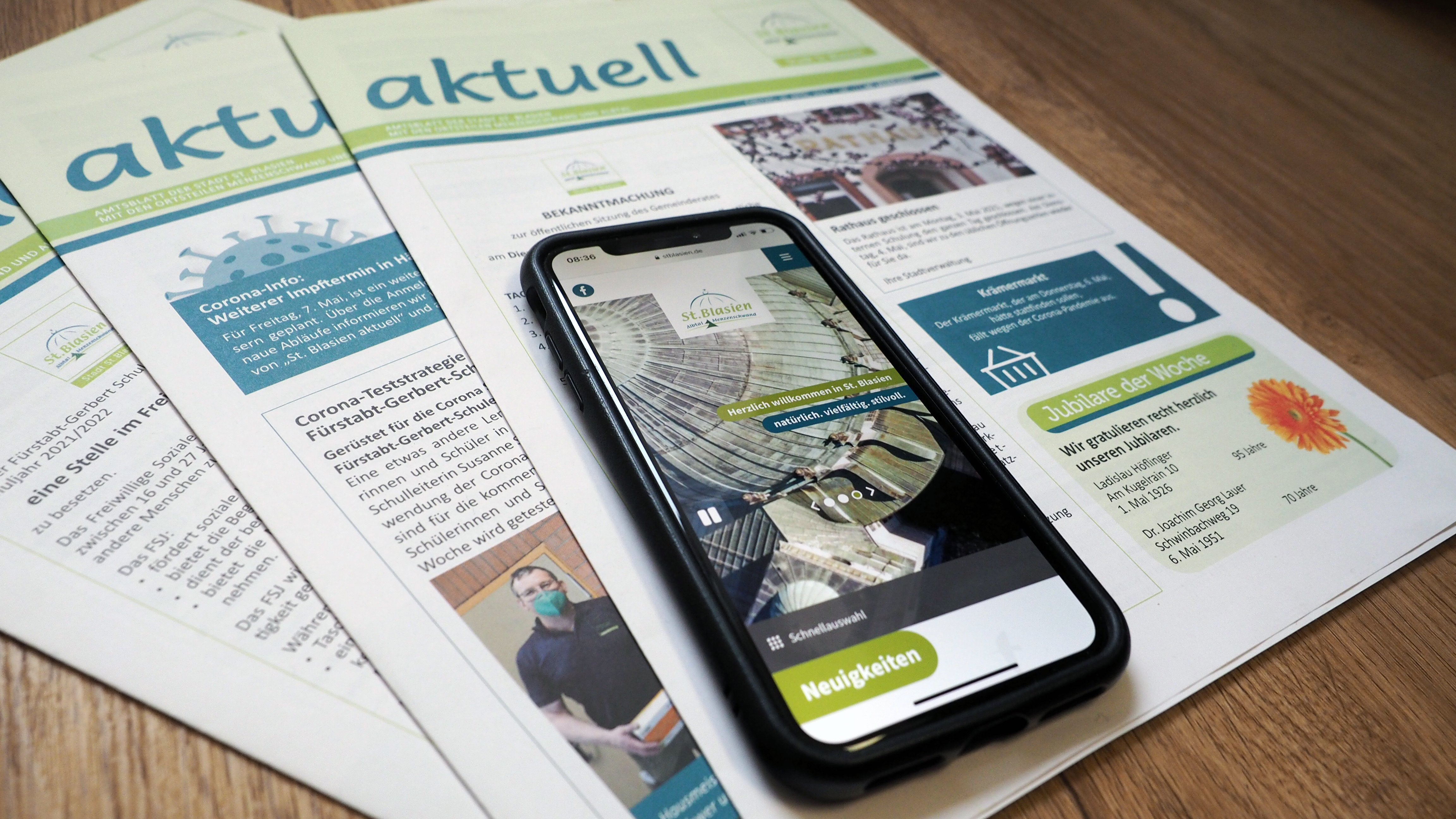  Das Bild zeigt verschiedene Ausgaben des Amtsblatts St. Blasien aktuell und ein Smartphone mit der mobilen Version von www.stblasien.de 