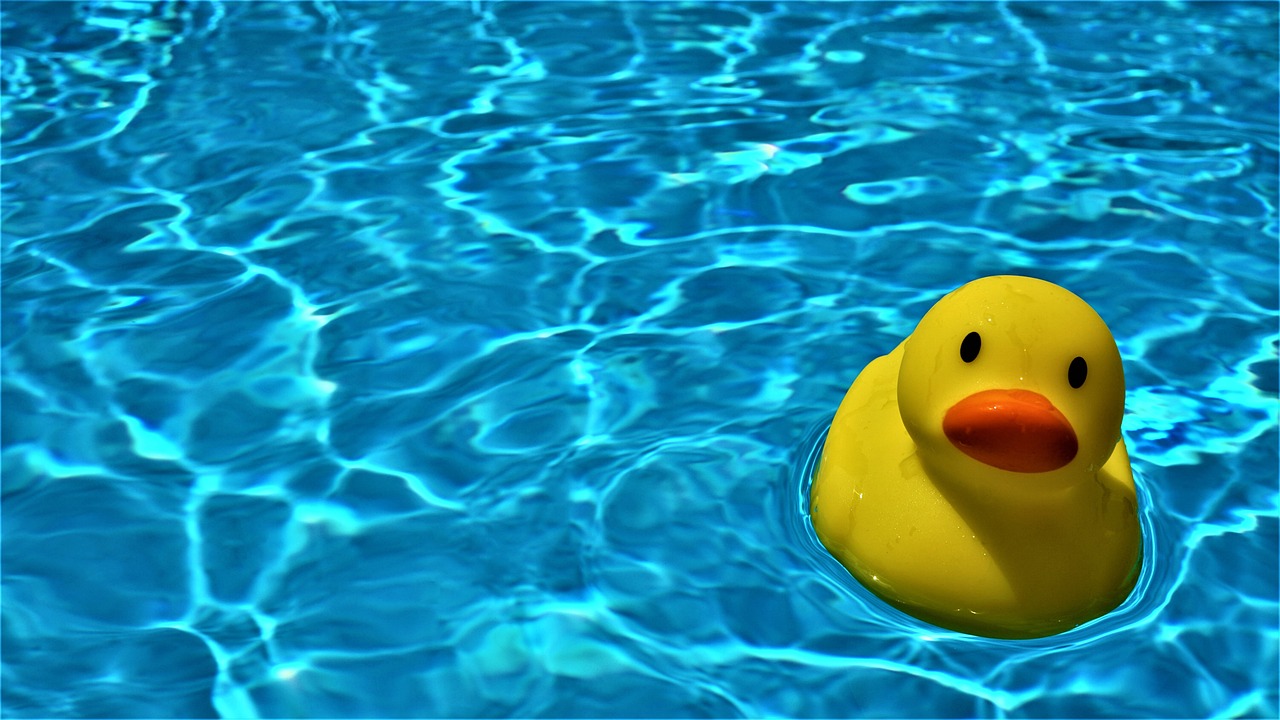  Bild zeigt Gummiente in Schwimmbecken; Symbolbild für Babyschwimmen im Revitalbad 