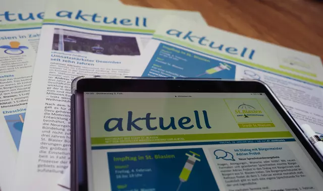 Das Bild zeigt drei Amtsblätter und ein Smartphone mit der mobilen Darstellung der Homepage www.stblasien.de