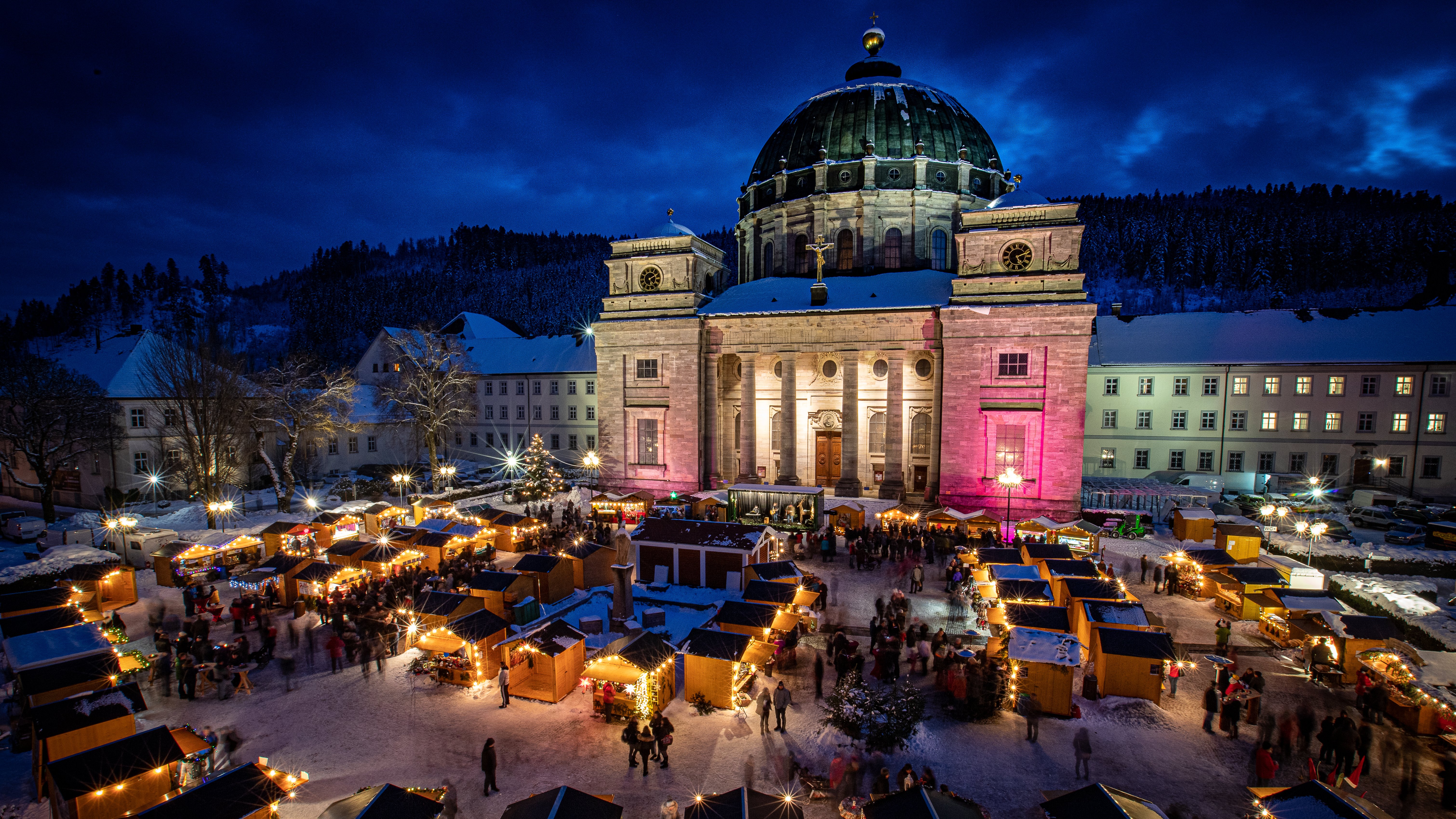 Weihnachtsmarkt vor dem Dom bei Nacht Foto: Klaus Schwarzenhölzer 
