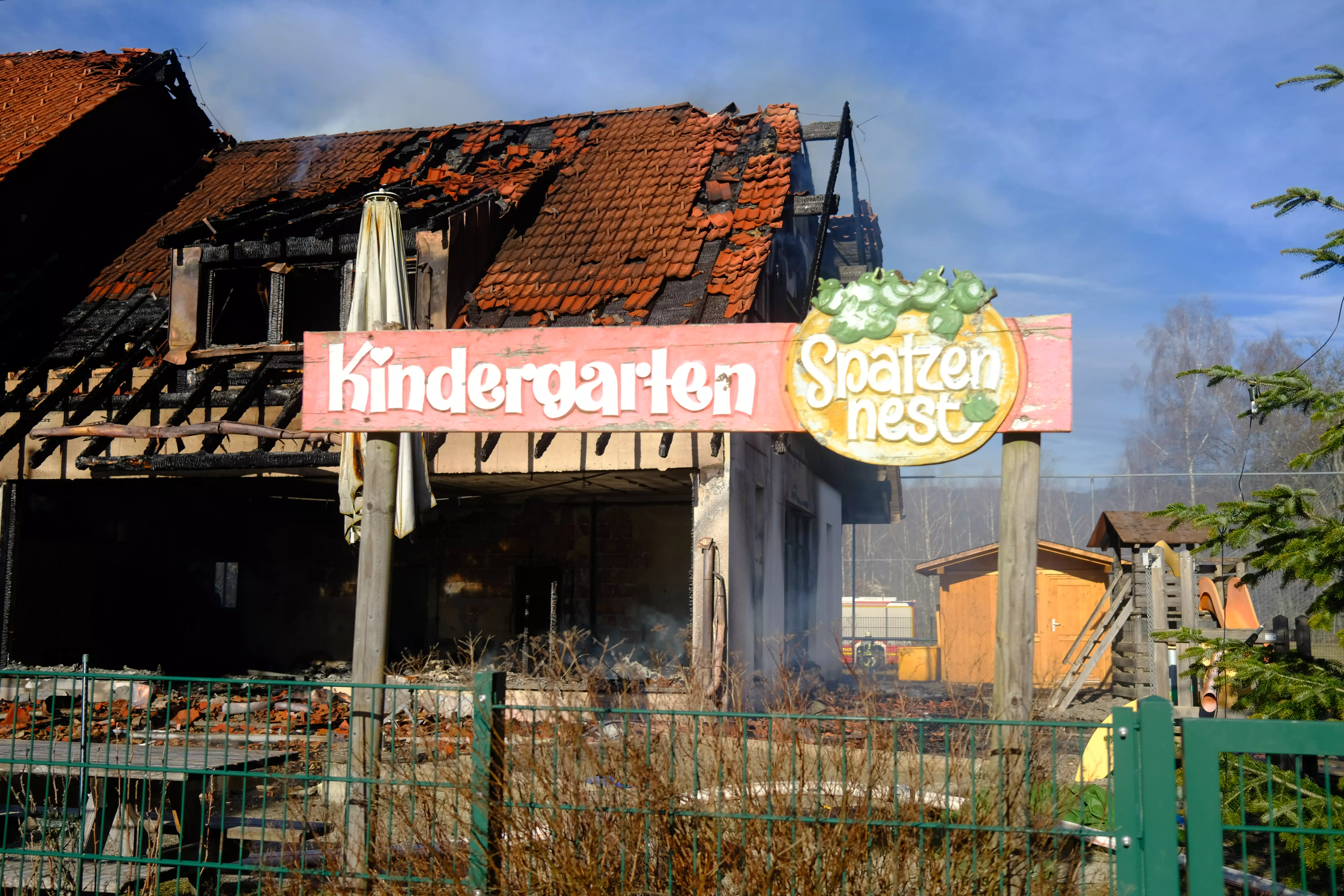 Bild zeigt verbrannten Kindergarten im Albtal. 