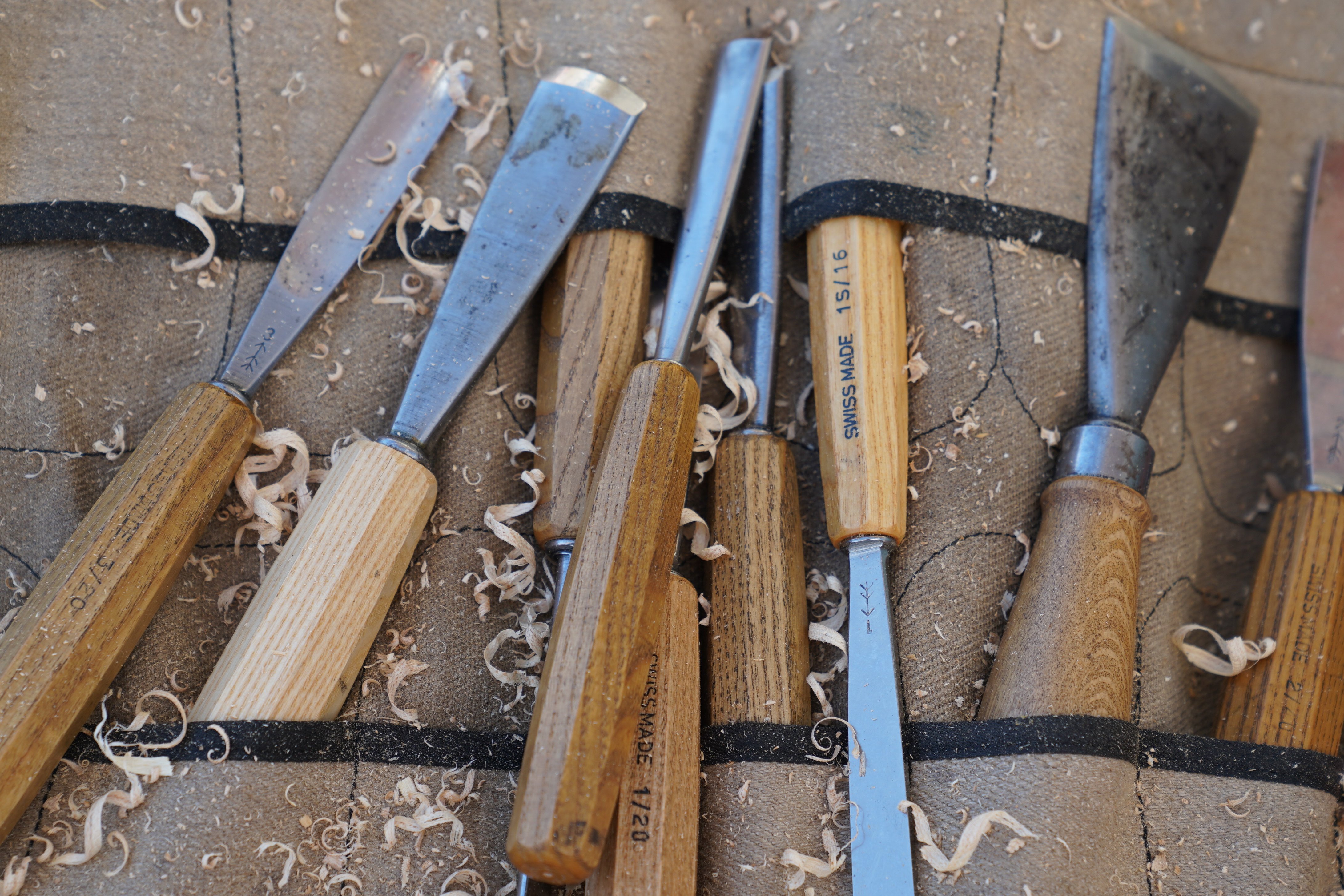  Bild zeigt Werkzeuge von Holzbildhauern. 