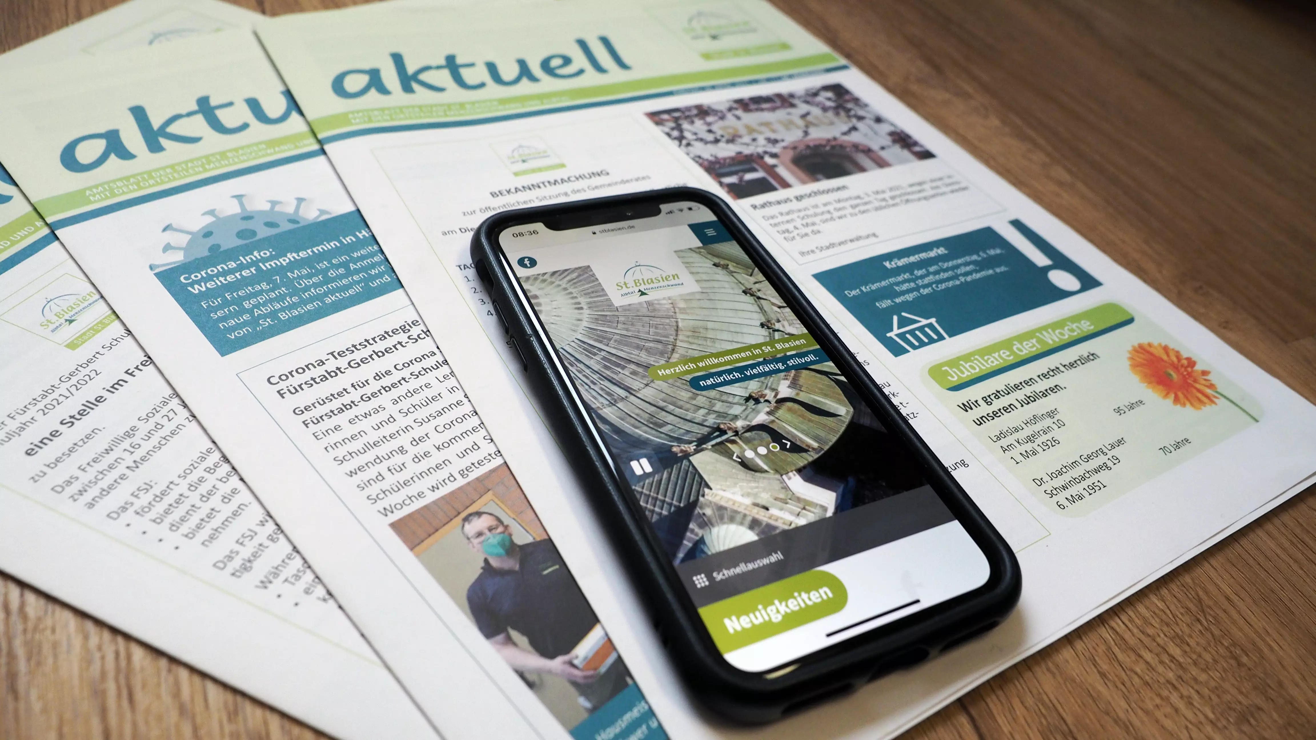 Bild zeigt verschiedene Ausgaben des Amtsblatts St. Blasien aktuell und ein Smartphone mit der mobilen Ansicht von www.stblasien.de