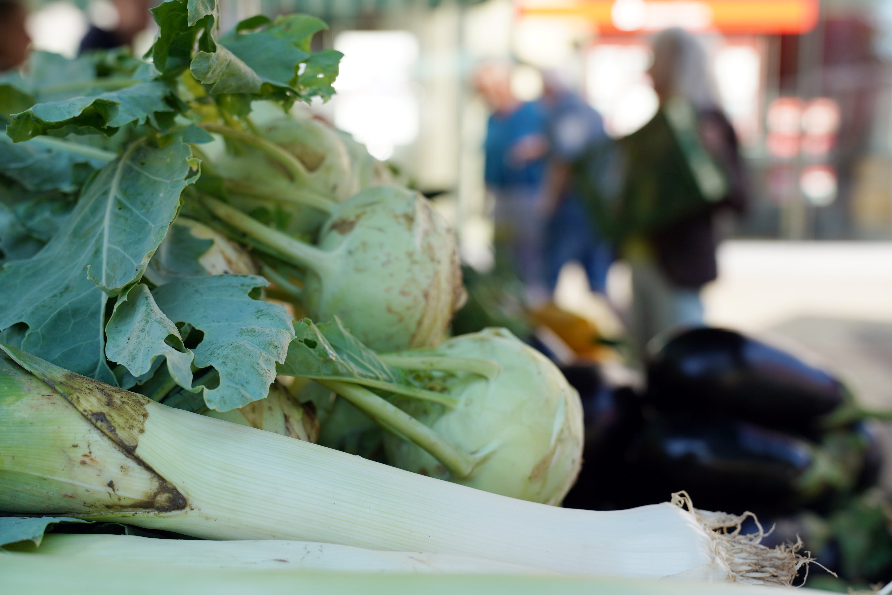  Bild zeigt Gemüsestand auf dem Wochenmarkt 